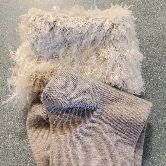 Muk Luks Grey Fuzzy Top Boot Socks New - Picture 1 of 4